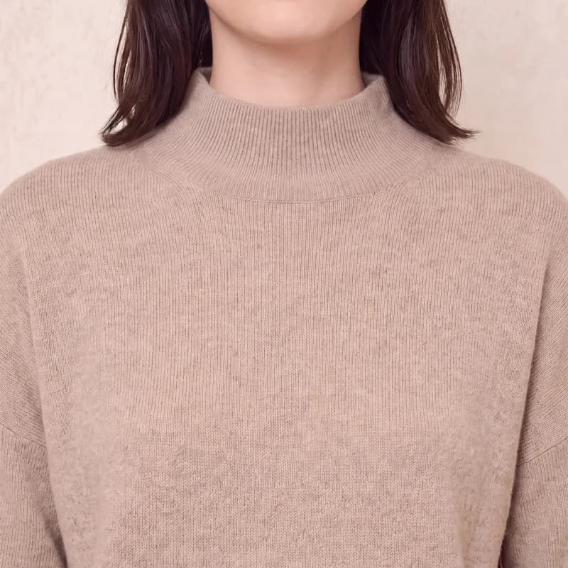Close-up of the wool-cashmere knit and stand collar